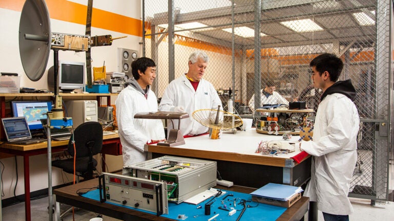 A USC Viterbi research lab showing faculty and students.