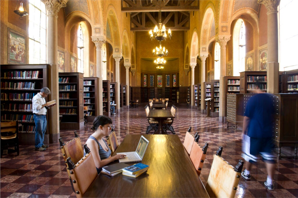 USC students in library
