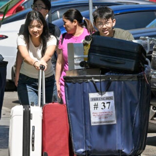 Family helps new USC students during move-day, Aug. 16, 2023. (Photo/Gus Ruelas)