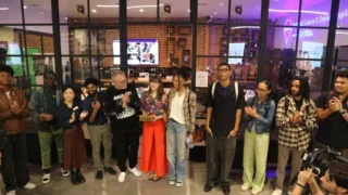 USC Iovine and Young Academy faculty and students accept an award of appreciation from the SoLa Foundation. (USC Photo/Stephen Gee)